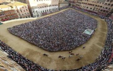 En Siena, desde mediados del siglo XVII, se celebra esta carrera de caballos a pelo con la intención de ganar el Palio, una bandera de seda que representa la Virgen con el Niño.