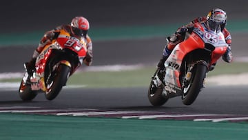 Repsol Honda Team&#039;s Spanish rider Marc Marquez (93) rides his Honda next to Ducati Team&#039;s Italian rider Andrea Dovizioso (4) during the 2018 Qatar Moto GP Grand Prix at the Losail International Circuit in Lusail, north of Doha, on March 18, 2018. / AFP PHOTO / KARIM JAAFAR