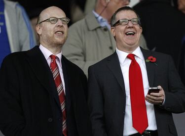 La familia Glazer, con una fortuna estimada en más de 5 billones de euros, son los dueños del Manchester United y de los Tampa Bay Buccaneers, el equipo de la NFL donde milita Tom Brady y vigente campeón de la Superbowl. Casi todo su patrimonio viene del padre, Malcolm Glazer, fallecido en 2014, que fue enriqueciéndose gracias a la compra-venta de bienes inmuebles y de la compra de bonos-basura. Desde 2003 y hasta 2005 fue comprando acciones del Manchester United, valorándose la operación en cerca de 600 millones de euros…