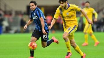 Eder y Ranocchia pelean un balón durante el Inter - Sampdoria de la Serie A que se disputa en el estadio Giuseppe Meazza.
