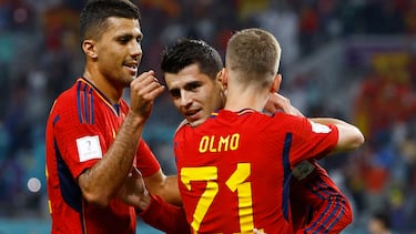 Álvaro Morata se abraza con Dani Olmo ante Rodri.