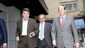 <b>REUNIÓN CLAVE. </b>Manuel Llorente, ayer a la salida del cónclave que mantuvo el Consejo ché.