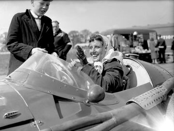 Pionera en el mundo de la F1, a la piloto napolitana le negaron la inscripción en el Gran Premio de Francia de 1958. El director de carrera comentó: 'El único casco que una mujer debe usar es el de la peluquería'. En 1959 disputó un solo Gran Premio, abandonando las carreras tras la muerte del piloto francés Jean Behra. En la imagen cigarro en mano en su Maserati.