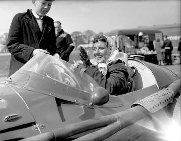 Pionera en el mundo de la F1, a la piloto napolitana le negaron la inscripción en el Gran Premio de Francia de 1958. El director de carrera comentó: 'El único casco que una mujer debe usar es el de la peluquería'. En 1959 disputó un solo Gran Premio, abandonando las carreras tras la muerte del piloto francés Jean Behra. En la imagen cigarro en mano en su Maserati.