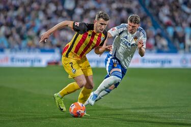 Exquisita jugada de Gerard Valentín en el derbi ante el Zaragoza. El centrocampista sirvió en bandeja un balón a Kortajarena, para que anotara el tanto del empate. Una acción en la que se fue por velocidad de su par, antes de asistir.