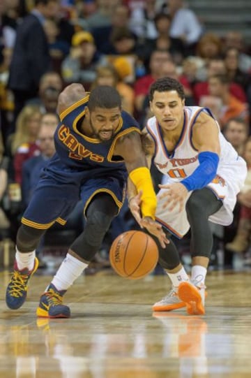 Kyrie Irving y Shane Larkin, a por el balón en el Cavs-Knicks.