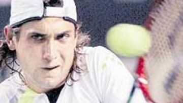 <b>ADIÓS EN AUSTRALIA.</b> David Ferrer no pudo superara al veterano francés Fabrice Santoro.