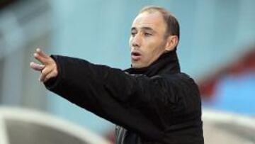 <b>REFUERZOS. </b>Calderón pide fichajes para sacar al Alba del descenso.