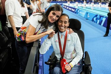 La nadadora española consigue la medalla de bronce en los 50 metros espalda y alcanza así las 28 de Michael Phelps. En la imagen, con S. M. la reina Letizia.