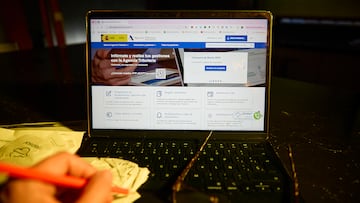 Una persona hace el borrador de su declaración de la renta en un ordenador, a 8 de abril de 2026, en Madrid (España). La Campaña de la Renta y Patrimonio correspondiente al año 2025 ha arrancado hoy, 8 de abril, con la presentación de las declaraciones por Internet. La Agencia Tributaria ya ha puesto a disposición de los contribuyentes sus datos fiscales y otros contenidos con el objetivo de que puedan adelantar las gestiones de cara a la presentación de la declaración. También está disponible el nuevo servicio para obtener el número de referencia para 2025, que permitirá gestionar todos los servicios para la Campaña (y para las campañas anteriores).
08 ABRIL 2026;RENTA;AGENCIA TRIBUTARIA;BORRADOR;CAMPAÑA RENTA;DECLARACIÓN;
Jesús Hellín / Europa Press
08/04/2026