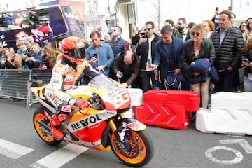 El piloto catalán ha realizado una exhibición en la mítica calle madrileña para presentar su docuserie de cinco capítulos de Prime Video.