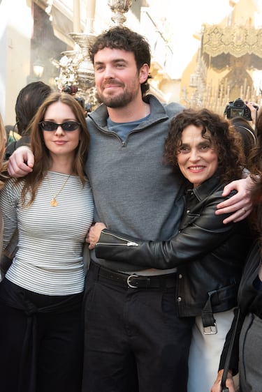 Stella del Carmen, Alex Gruszynski y María Ángeles viendo una procesión de Semana Santa en Málaga.