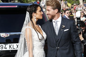 Pilar Rubio y Sergio Ramos saliendo como marido y mujer de la catedral de Sevilla.