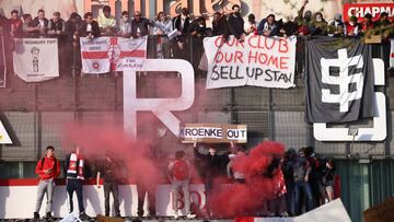 Soccer Football - Arsenal fans protest against owner after failed launch of a European Super League - Emirates Stadium, London, Britain - April 23, 2021  Arsenal fans demonstrate at owner Stan Kroenke&#039;s involvement in the failed launch of a European 