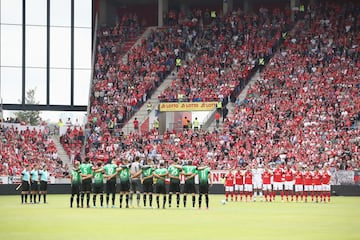 Minuto de silencio en la Bundesliga antes del partido entre el FSV Mainz 05 y el Hannover 96 en Mainz.