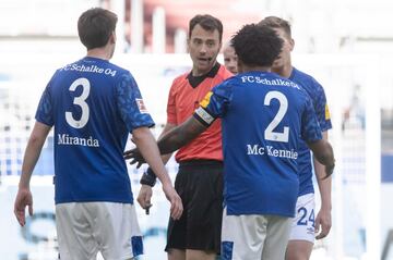 El jugador estadounidense Weston McKennie (camiseta n¨²mero 2), hijo de un soldado, utiliz¨® una banda en el brazo a modo de brazalete con la leyenda "Justicia para George Floyd" en el duelo del Schalke 04 ante el Werder Bremen. Posteriormente subi¨® un v¨ªdeo a sus redes sociales con otros compa?eros de la selecci¨®n americana como Dempsey, Pulisic y Jozy Altidore, entre otros, con el lema 'Ya basta'.