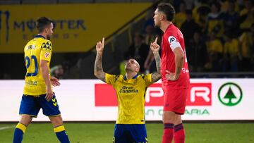 LAS PALMAS DE GRAN CANARIA , 16/08/2024.- El delantero de la UD Las Palmas Sandro Ramírez (c) celebra su gol, segundo del equipo canario ante el Sevilla, durante el partido de LaLiga entre la UD Las Palmas y el Sevilla FC, este viernes en el estadio de Gran Canaria. EFE/ Angel Medina G.