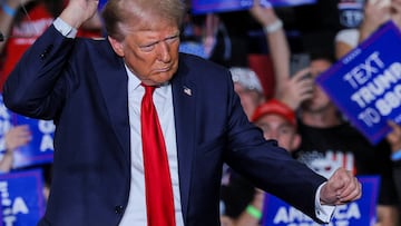 “Crooked and Obscene” statue of Trump debuts in Las Vegas