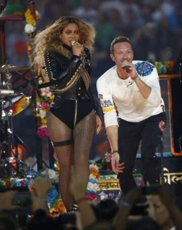 Beyonce y Chris Martin compartiendo escenario en la Super Bowl.