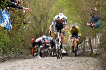 El ciclista neerlandés Mathieu van der Poel y el estadounidense Matteo Jorgenson compite en la escapada que pasa por el sector de adoquines de Kapelleberg. 