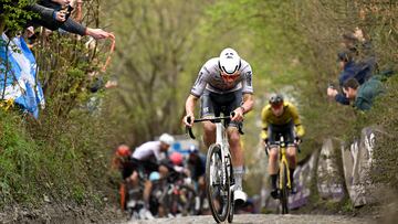 El ciclista neerlandés Mathieu van der Poel y el estadounidense Matteo Jorgenson compite en la escapada que pasa por el sector de adoquines de Kapelleberg.
