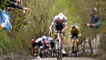 El ciclista neerlandés Mathieu van der Poel y el estadounidense Matteo Jorgenson compite en la escapada que pasa por el sector de adoquines de Kapelleberg. 