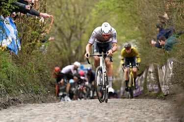 El ciclista neerlandés Mathieu van der Poel y el estadounidense Matteo Jorgenson compite en la escapada que pasa por el sector de adoquines de Kapelleberg. 