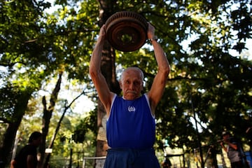 Este gimnasio al aire libre en Caracas est construido con cemento, barras y otros materiales reciclados.