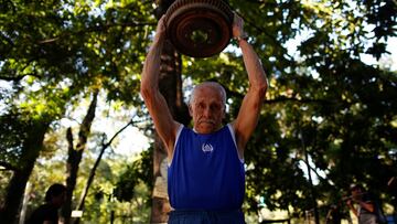 Este gimnasio al aire libre en Caracas está construido con cemento, barras y otros materiales reciclados.
