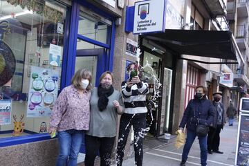 El Segundo cayó íntegramente en la localidad vizcaína de Basauri. Los vecinos, miembros del club de Balonmano Basauri, celebran el premio recibidio.