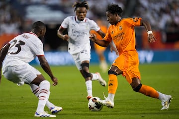 El nuevo jugador del Real Madrid, Endryck protege el balón ante el jugador del Milan, Fikayo Tomori.
