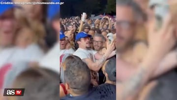 El cantante boricua asistió a un concierto de Residente en su país natal, y dejó varios videos para las redes sociales sobre su sencillez con el publico presente.