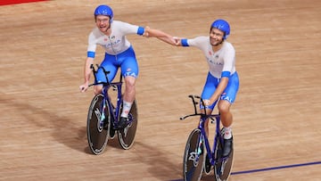 Simone Consonni y Filippo Ganna celebran la medalla de oro para Italia en los Juegos de Tokio.