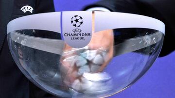 NYON, SWITZERLAND - JULY 19:  UEFA Champions League draw balls are shuffled during the UEFA Champions League Q3 qualifying round draw rehearsal on July 19, 2013 in Nyon, Switzerland.  (Photo by Harold Cunningham/Getty Images) SORTEO GENERICA