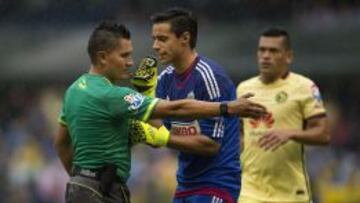 Un ademán de 'Toño' Rodríguez hacia la porra americanista encendió el Clásico del fútbol mexicano.