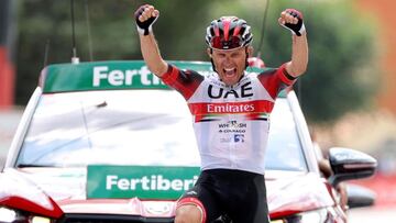 El ciclista polaco Rafal Majka celebra su victoria en la 15&ordf; etapa de LaVuelta Ciclista a Espa&ntilde;a disputada este domingo entre las localidades de Navalmoral de la Mata (C&aacute;ceres) y El Barraco (&Aacute;vila), de 197,5 km de recorrido. EFE/Manuel Bruque