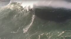 Un surfista grabado en dron en Nazar&eacute; (Portugal) con las olas gigantes del hurac&aacute;n Epsilon, justo antes de sufrir un wipeout. 