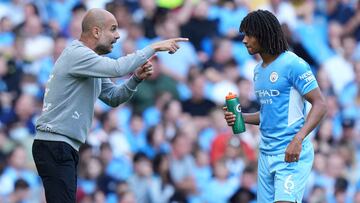 Pep Guardiola y Nathan Aké.