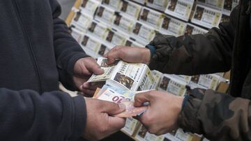 DVD 874 (8/12/17) Reportaje sobre loteria de navidad en Madrid. Un joven vendiendo loteria en la calle del Carmen. &copy; Carlos Rosillo .