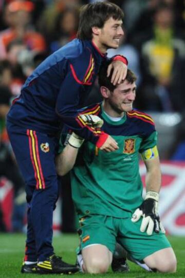 En 2010, España ganó la Copa del Mundo por primera vez en su historia. Iker Casillas, arquero español, fue uno de los futbolistas que más lagrimas derramó por el título. Eso sí, el guardameta siempre estuvo cobijado por sus compañeros, quienes se contagiaban de alegría.