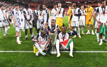 Los jugadores del Tottenham desataron la euforia tras conquistar la Europa League en una noche mágica en San Mamés. Abrazos, cánticos y emoción pura sobre el césped que fue testigo de su gesta histórica.