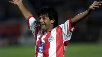 El ex goleador de Universidad Católica jugó los mundiales de Francia 1998 y Corea-Japón 2002. Es ídolo del Toluca de México.