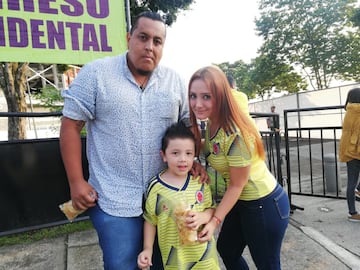 Los aficionados acuden al estadio Hernán Ramírez Villegas para el partido de Colombia frente a Venezuela por la cuarta fecha del Torneo Preolímpico.