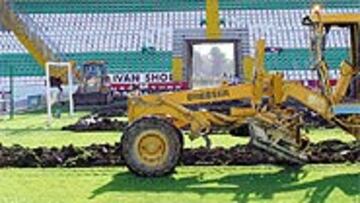 <B>LAS OBRAS</B>. Ayer comenzaron las obras y se levantó el césped al completo del Martínez Valero.