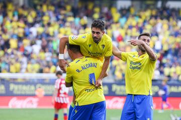 Rubén Sobrino celebra el 3-2 para el Cádiz.