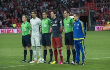 El árbitro Martínez Munuera acompañado de sus asistentes Barbero Sevilla y Canales Cerdá, el cuarto árbitro García Ballesteros y los capitanes Iraizoz y Godín.