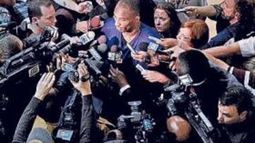 <b>MÁXIMA EXPECTACIÓN. </b>Kobe Bryant, rodeado de periodistas, antes del primer partido de la final.