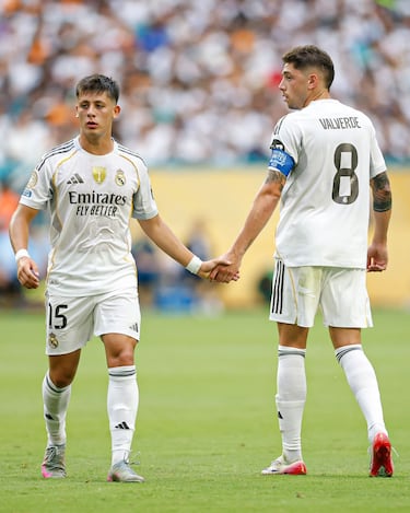 Los merengues han lanzado junto a Adidas una primera equipación que recuerda a la de la temporada 2009/10, con los detalles en negro y las dos finas líneas amarillas que nacen en los hombros y mueren en la zona lateral. También, cuenta con una ‘player version’ que cuesta 150 euros. Será la camiseta que marque el inicio del nuevo ciclo del club merengue.
