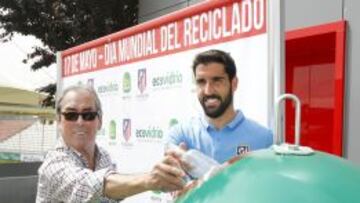 Adelardo y Ra&uacute;l Garc&iacute;a reciclan una botella de vidrio.