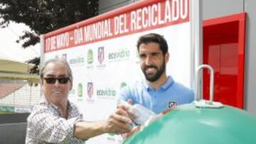 Adelardo y Ra&uacute;l Garc&iacute;a reciclan una botella de vidrio.